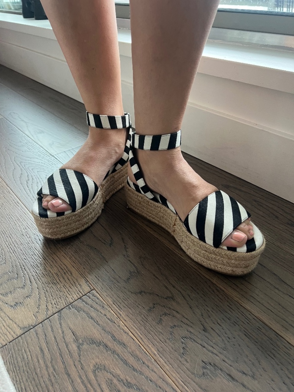 Fabulous Miu Min black and white platform sandals - Size 7.5